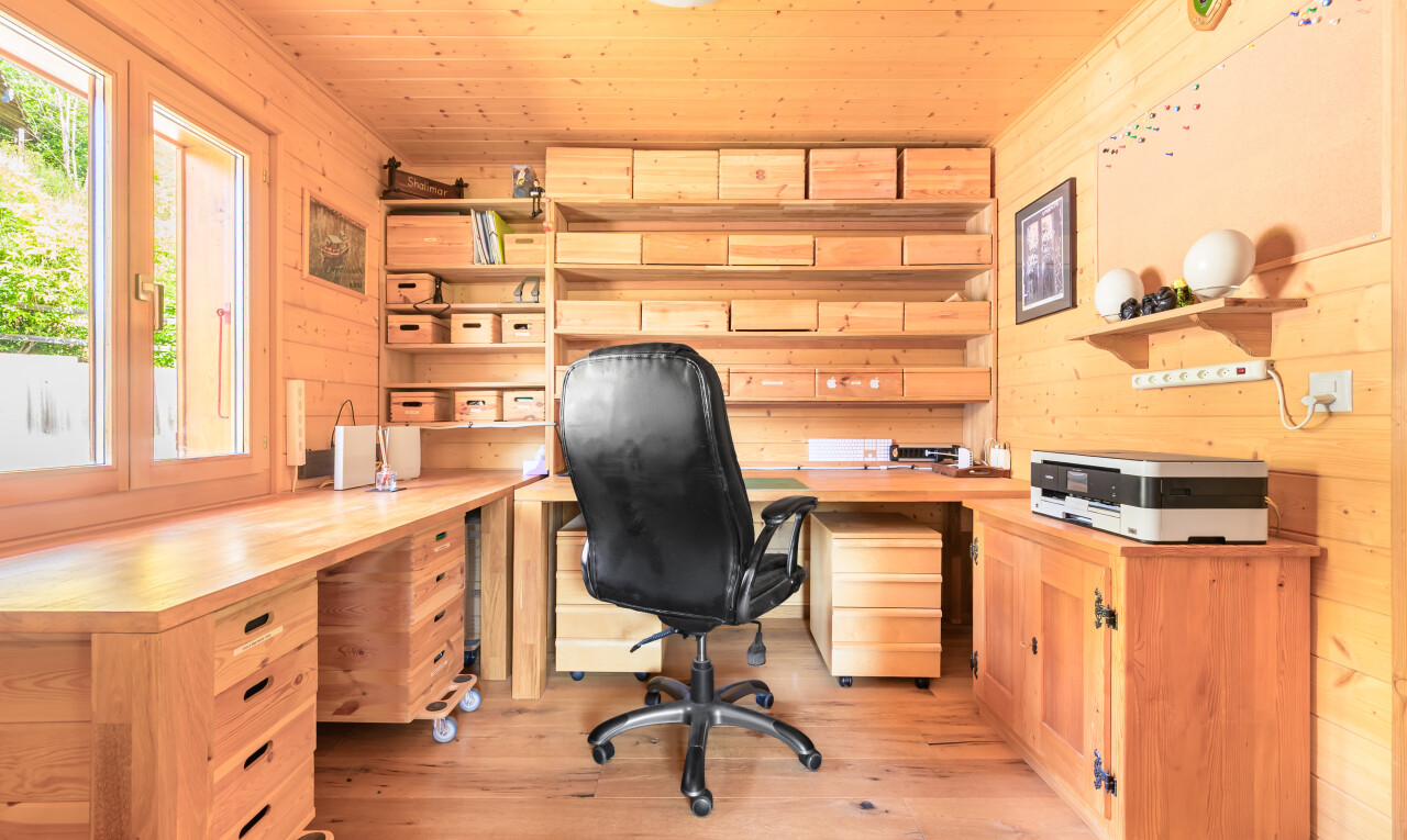 bureau avec lumière naturelle, natural light, mur en bois, wood wall, et inside property
