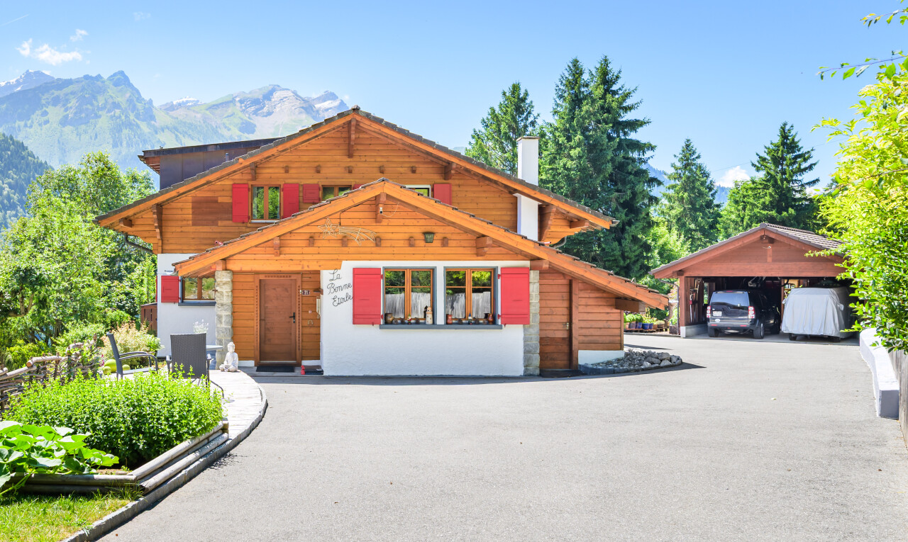 façade avec property visible, day time, cheminée, vue sur la montagne, et mountain view