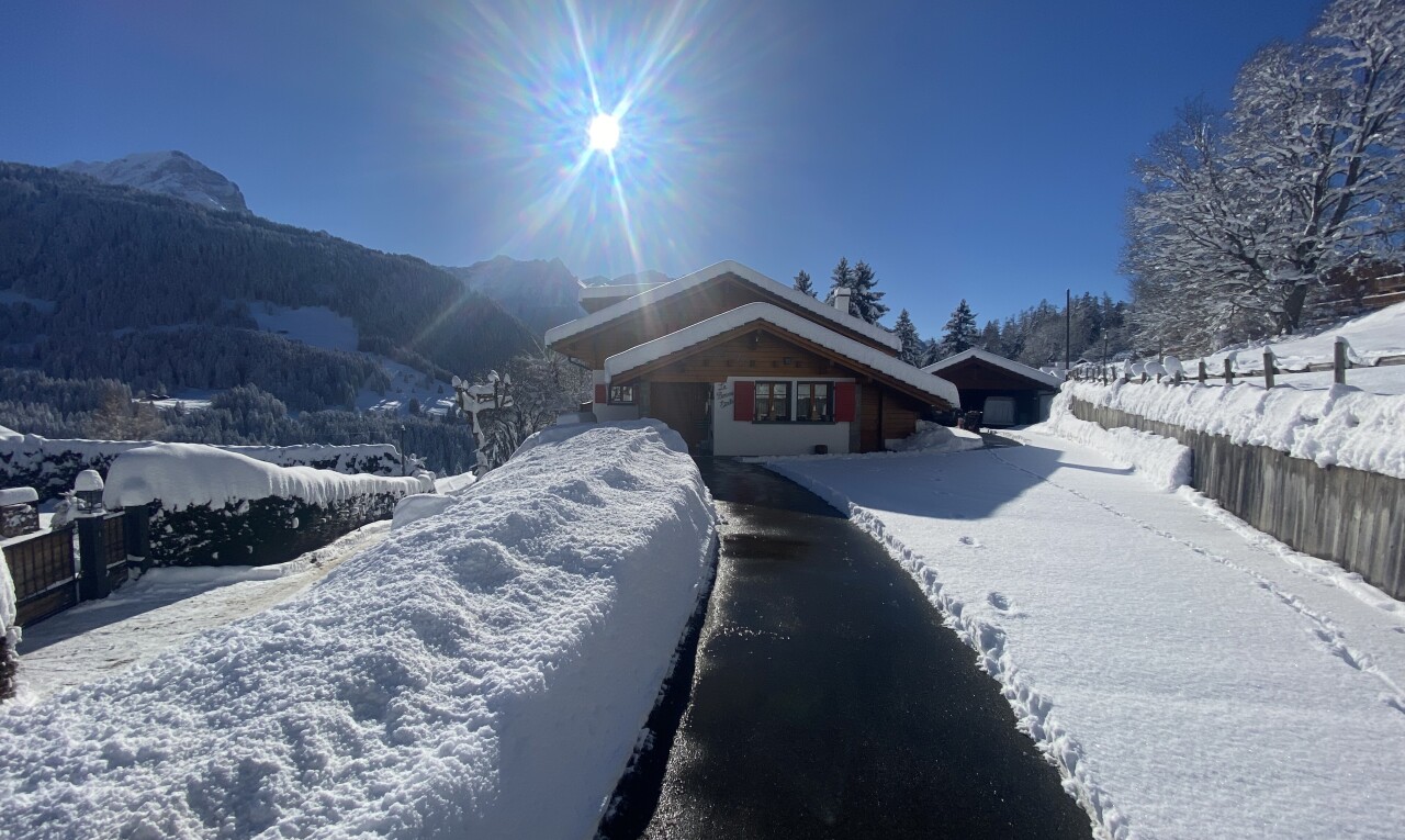 façade avec snow, day time, property visible, vue sur la montagne, et mountain view