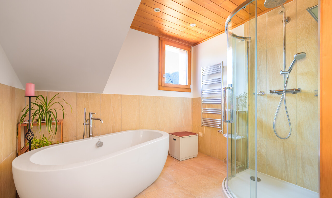 salle de bains avec salle de bain complète, bain, radiateur, chauffe-serviettes, et inside property
