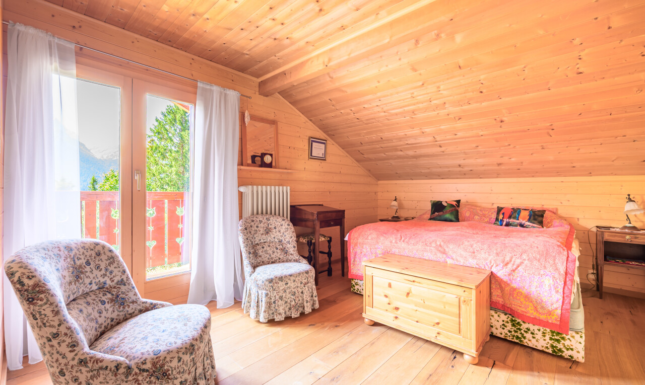 chambre avec lumière naturelle, natural light, pièce supplémentaire, plafond en bois, et wood ceiling