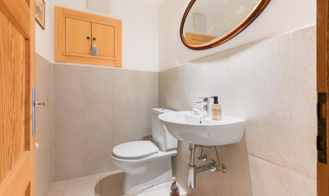 salle de bains avec toilette, inside property, tile wall, mur en carrelage, et miroir