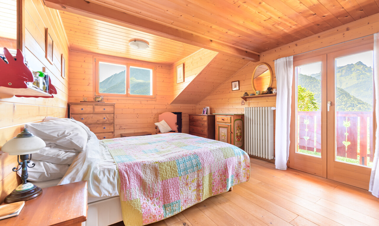 chambre avec accès à l'extérieur, plafond en bois, wood ceiling, inside property, et mur en bois