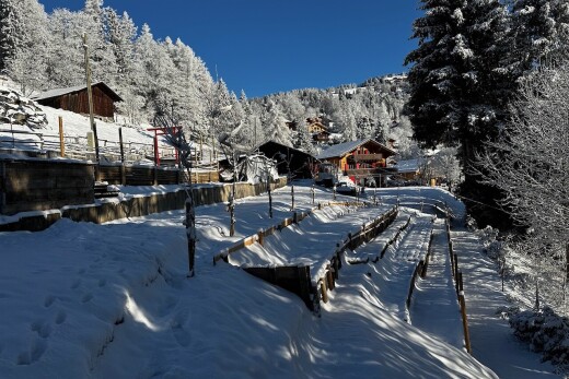 extérieur du bâtiment avec day time, snow, vue sur la montagne, et mountain view