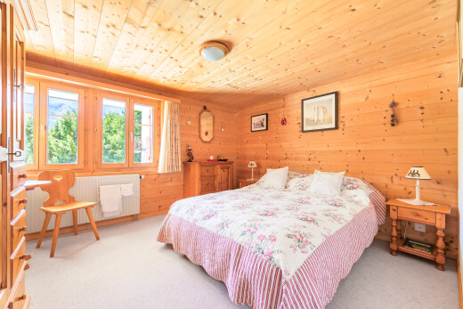 chambre avec natural light, lumière naturelle, carpet, moquette, et wood ceiling