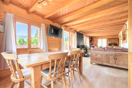 salle à manger avec inside property, natural light, lumière naturelle, télévision, et beamed ceiling