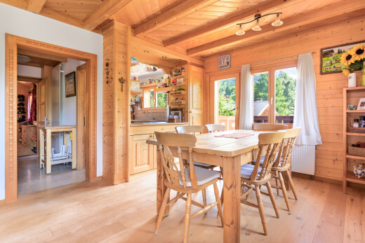salle à manger avec natural light, lumière naturelle, beamed ceiling, plafond à poutres, et wood ceiling