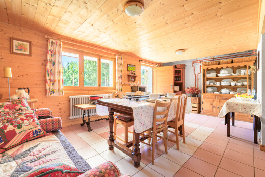 salon / salle à manger avec wood ceiling, plafond en bois, natural light, lumière naturelle, et inside property