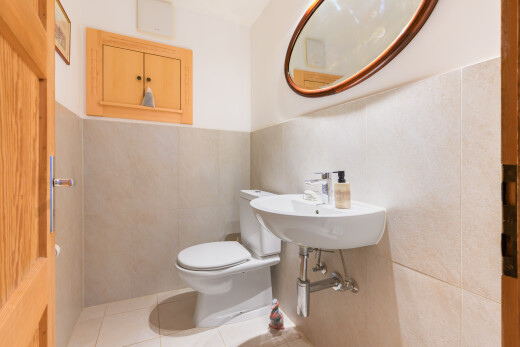 salle de bains avec toilette, inside property, tile wall, mur en carrelage, et miroir
