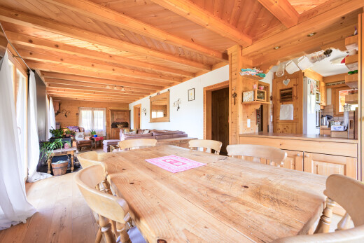 salle à manger avec beamed ceiling, plafond à poutres, natural light, lumière naturelle, et inside property