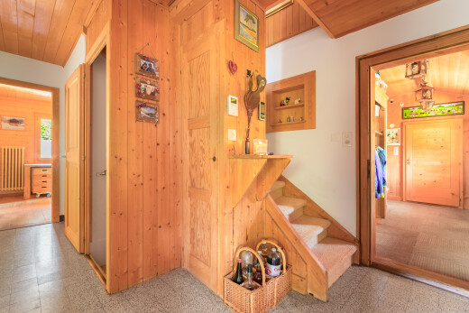 couloir avec inside property, radiateur, wood wall, mur en bois, et wood ceiling