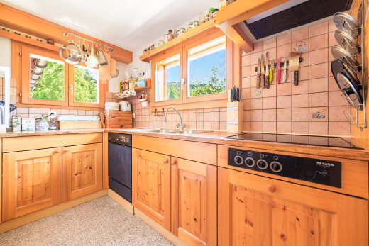 cuisine avec natural light, lumière naturelle, backsplash, dosseret, et inside property