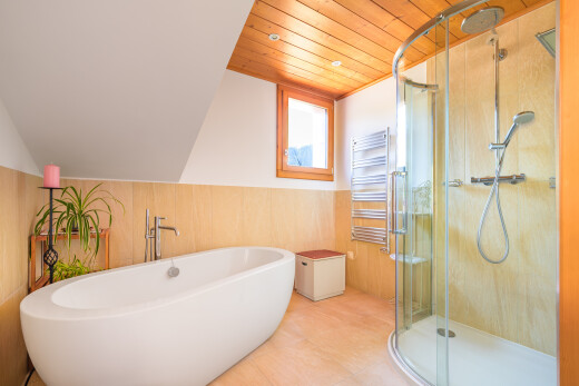 salle de bains avec salle de bain complète, bain, radiateur, chauffe-serviettes, et inside property