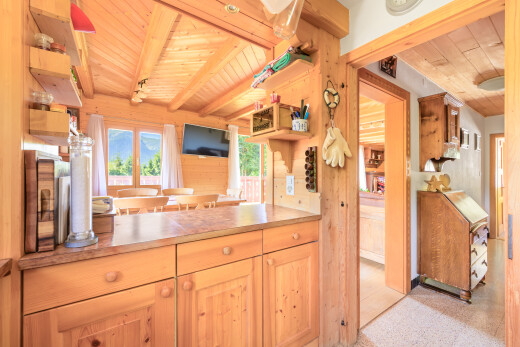 cuisine avec wood ceiling, plafond en bois, natural light, lumière naturelle, et inside property
