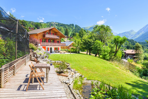 jardin avec mountain view, vue sur la montagne, pelouse, day time, et property visible