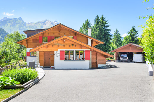 façade avec property visible, day time, cheminée, vue sur la montagne, et mountain view