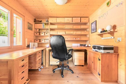 bureau avec lumière naturelle, natural light, mur en bois, wood wall, et inside property