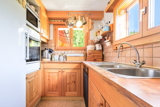 cuisine avec réfrigérateur, four, évier, dosseret, et backsplash