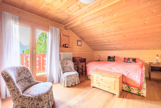 chambre avec lumière naturelle, natural light, pièce supplémentaire, plafond en bois, et wood ceiling