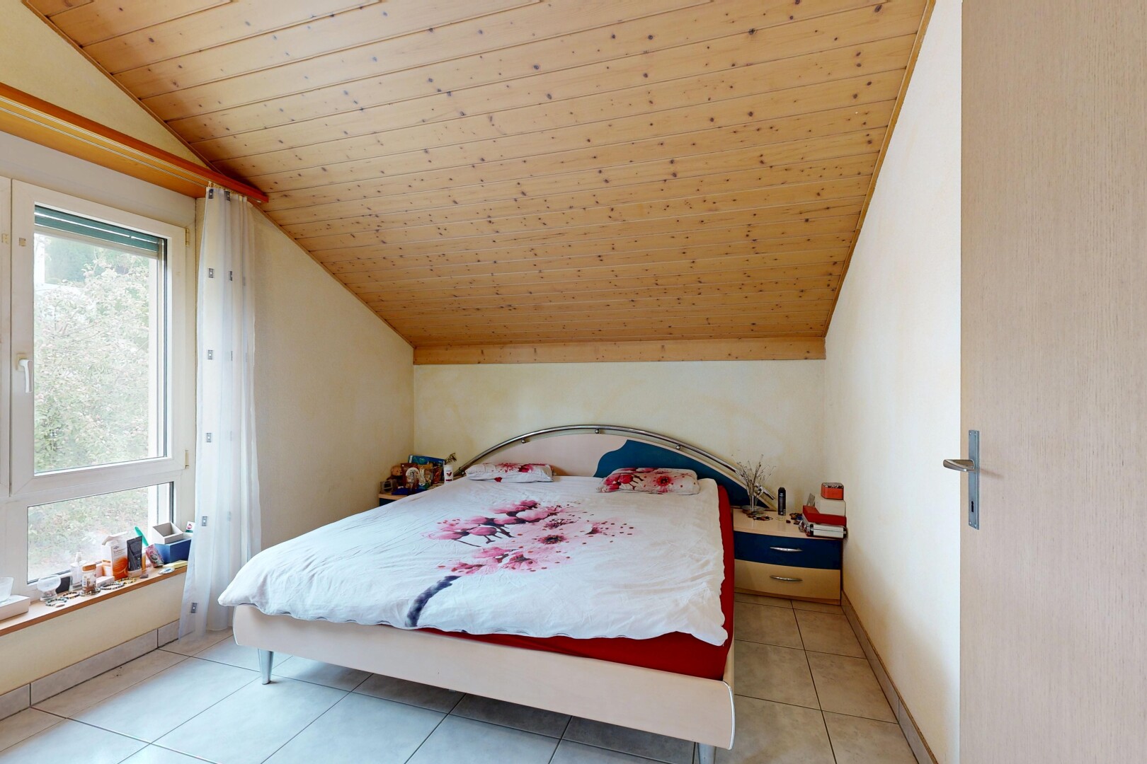 zimmer / schlafzimmer mit holzdecke, wood ceiling, dachschräge, vaulted ceiling, und inside property