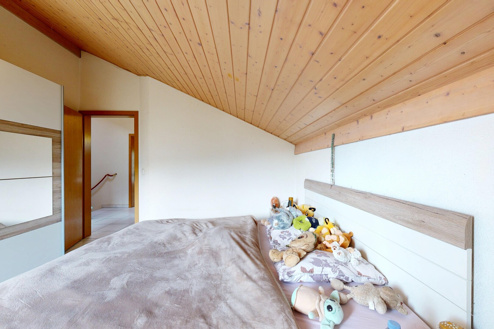 zimmer / schlafzimmer mit vaulted ceiling, dachschräge, wood ceiling, holzdecke, und drywall