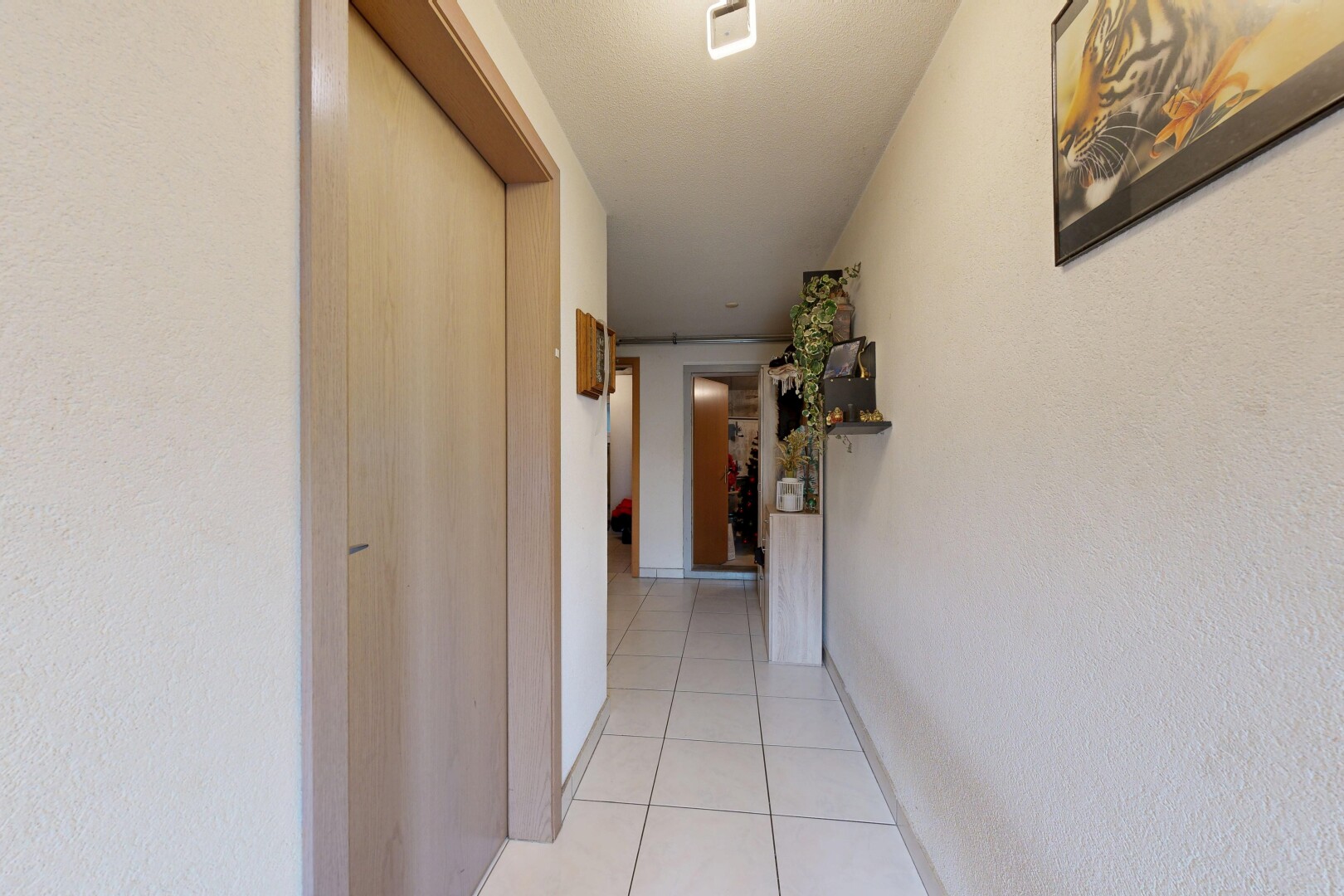 halle / korridor mit light floor, fliesenboden, und tile floor