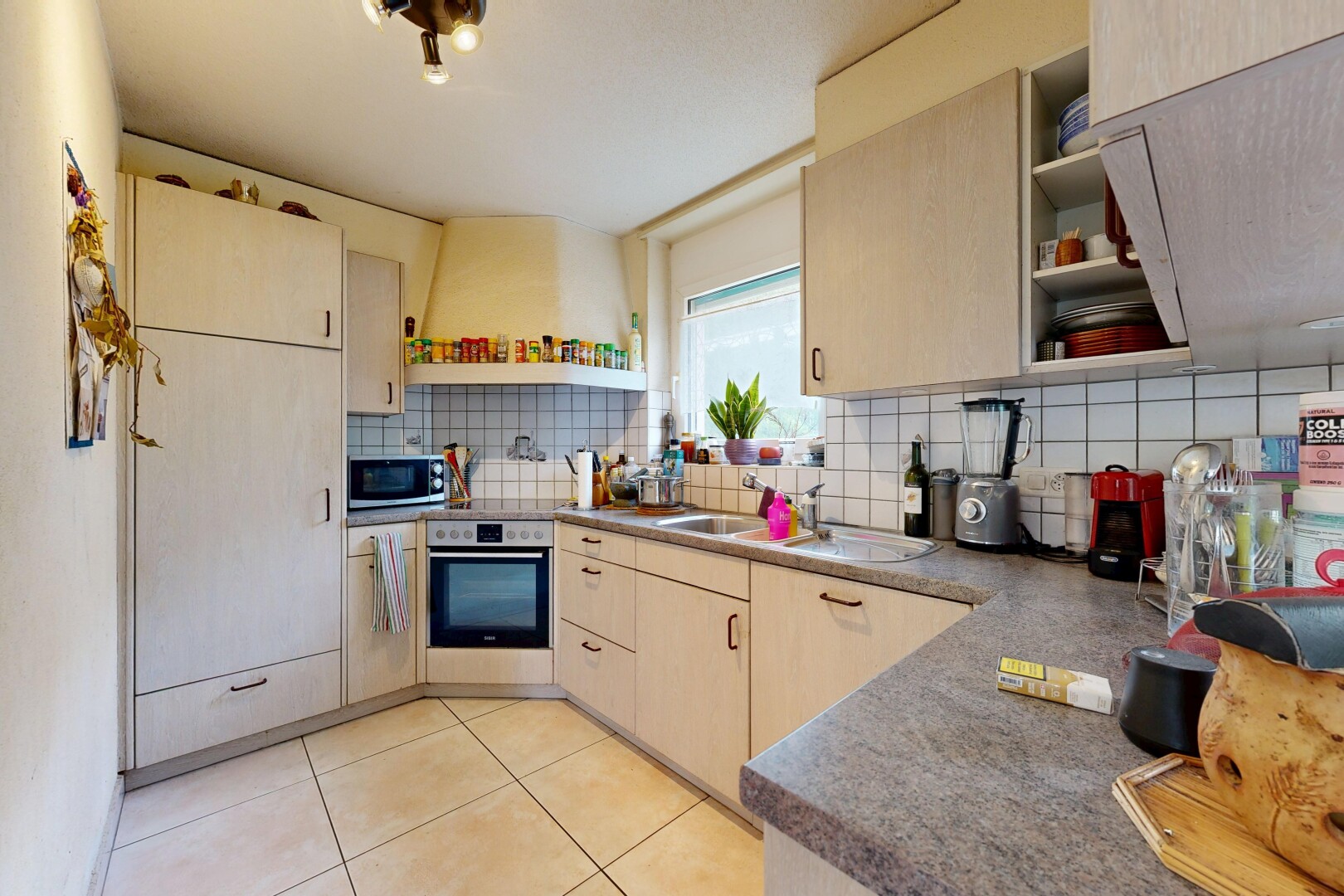 küche mit open shelves, offene regale, natürliches licht, light brown cabinets, und hellbraune schränke