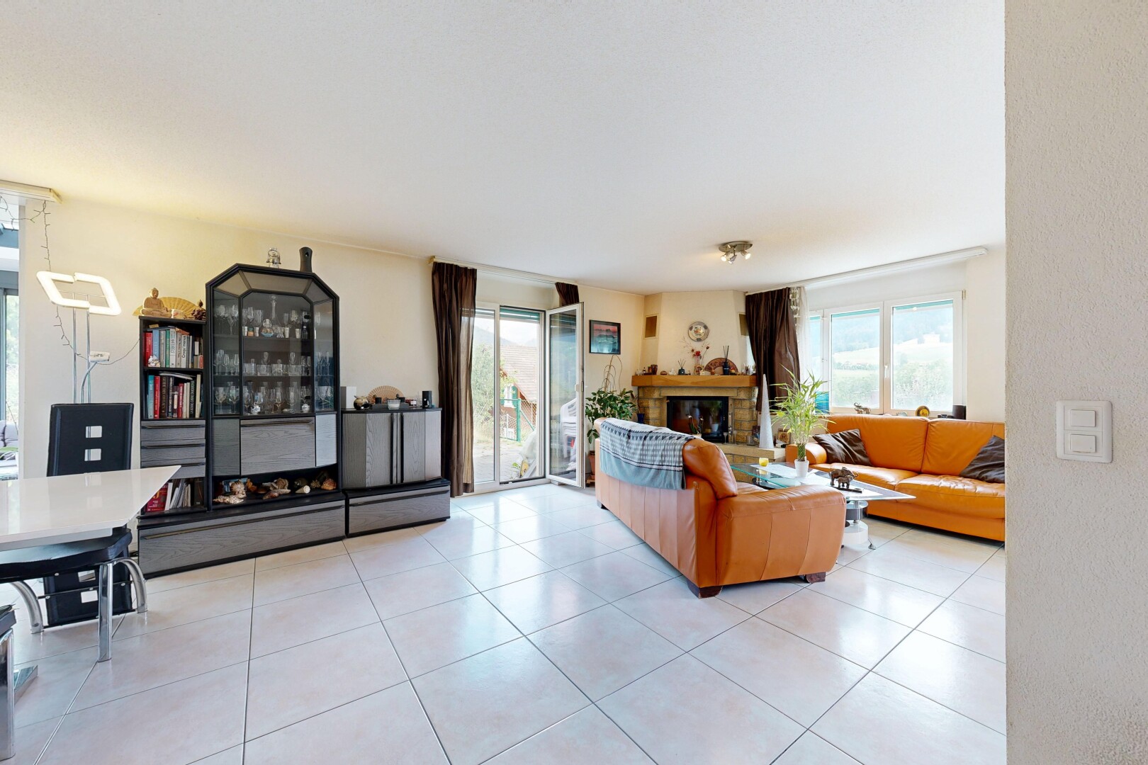 wohn- / esszimmer mit kamin, tile floor, fliesenboden, inside property, und light floor