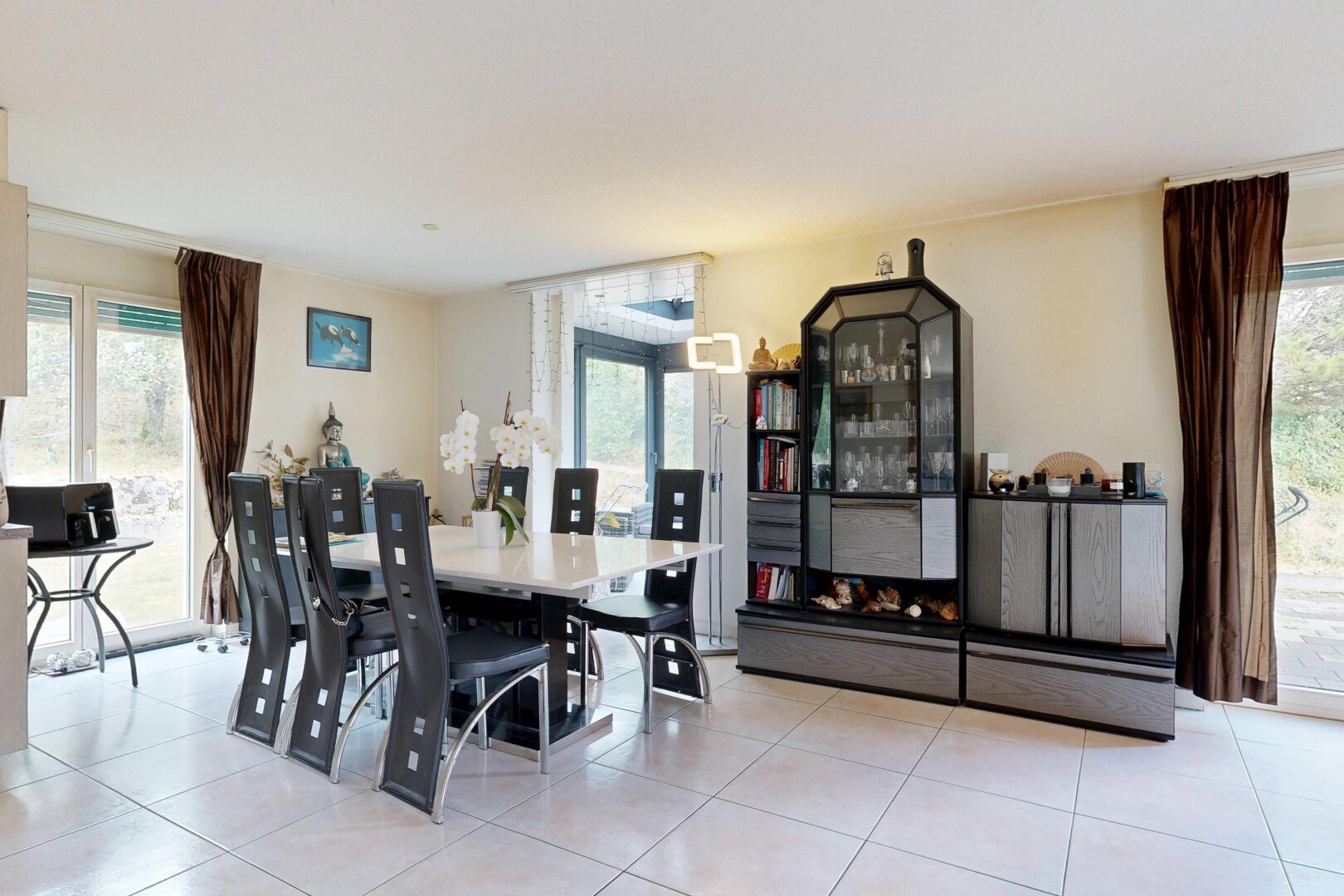 esszimmer mit gipskartonwand, drywall, fliesenboden, tile floor, und light floor