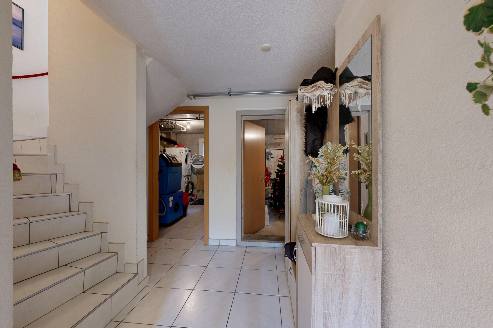 treppe mit treppen, tile floor, fliesenboden, other stairs, und inside property