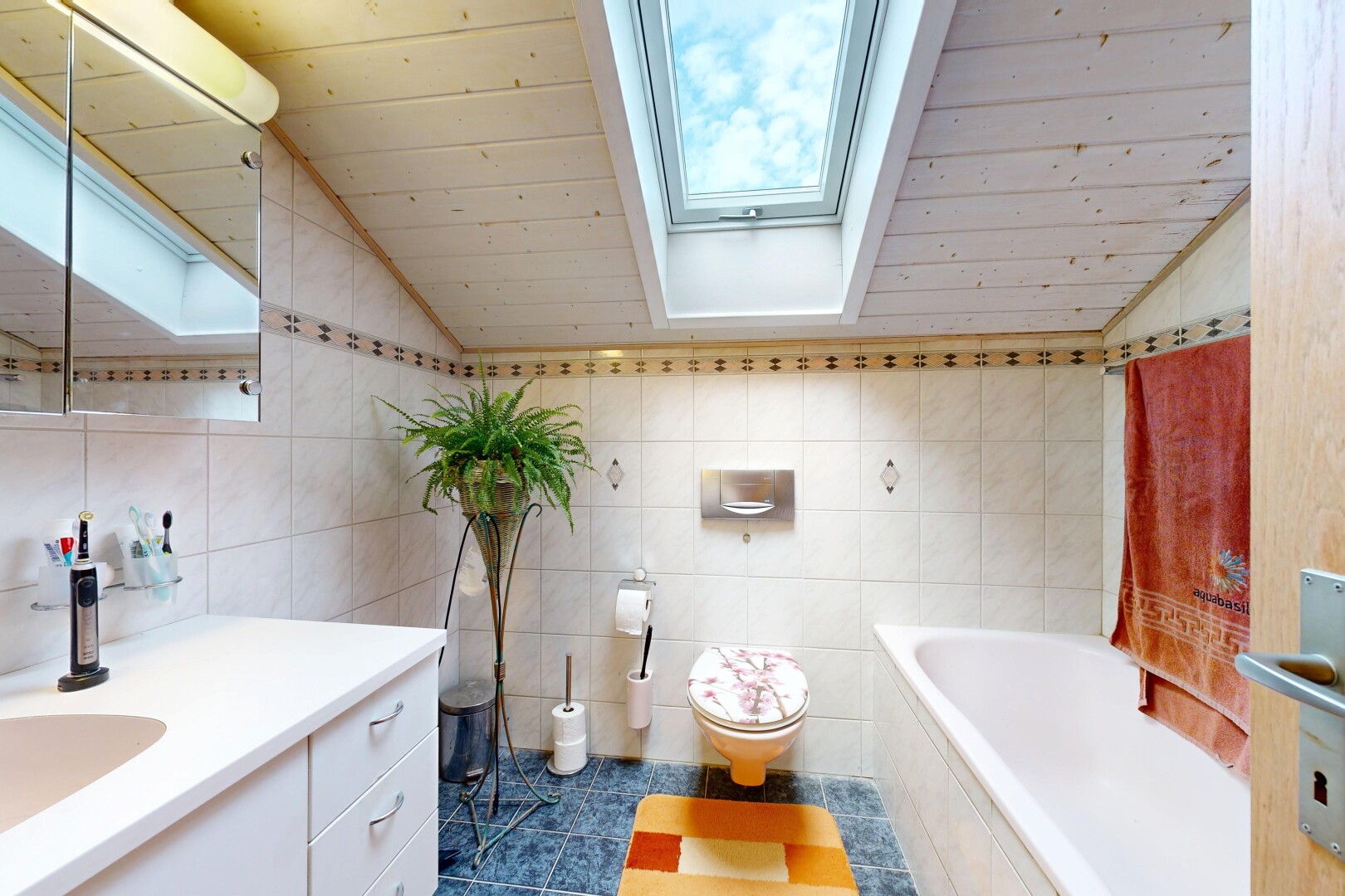 bad mit tile wall, fliesenwand, komplettes badezimmer, toilette, und dachfenster
