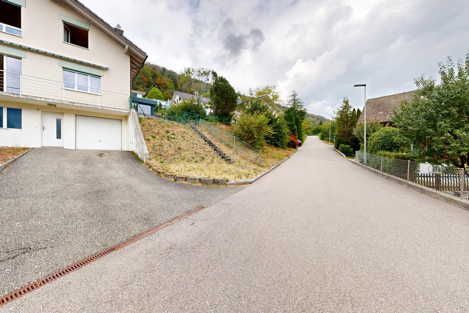 außenansicht mit from community, stuckverkleidung, zaun, auffahrt, und eingebaute garage