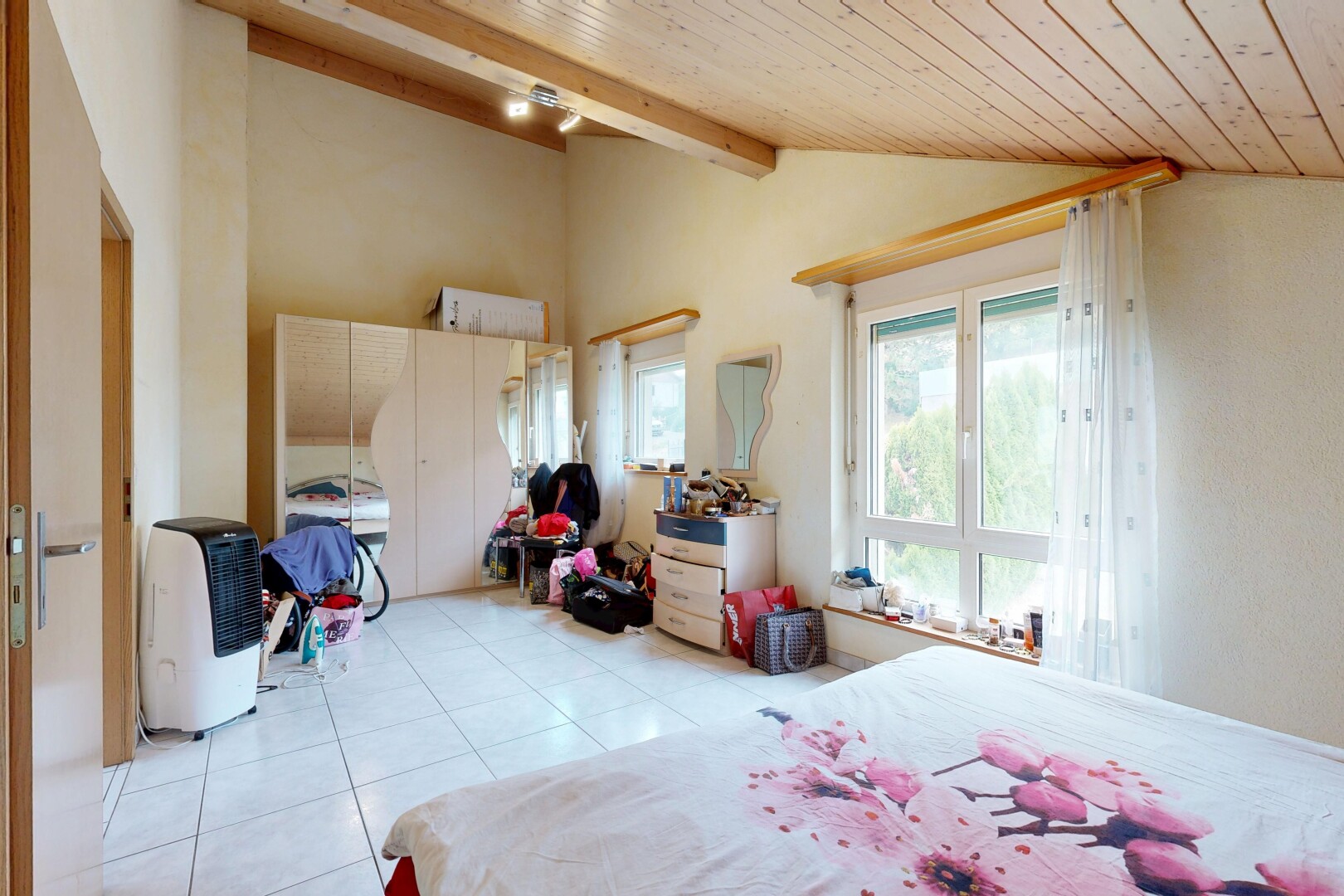 zimmer / schlafzimmer mit wood ceiling, holzdecke, high end ceiling, vaulted ceiling, und dachschräge