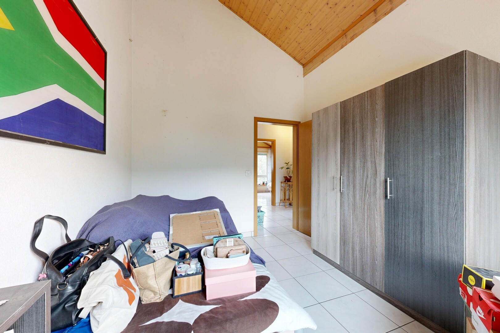 zimmer / schlafzimmer mit wood ceiling, holzdecke, vaulted ceiling, dachschräge, und drywall