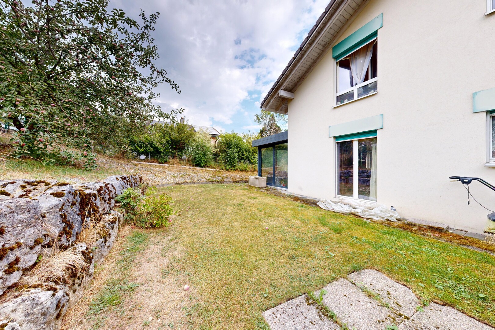 außenansicht mit from property, rasen, stuckverkleidung, und property visible