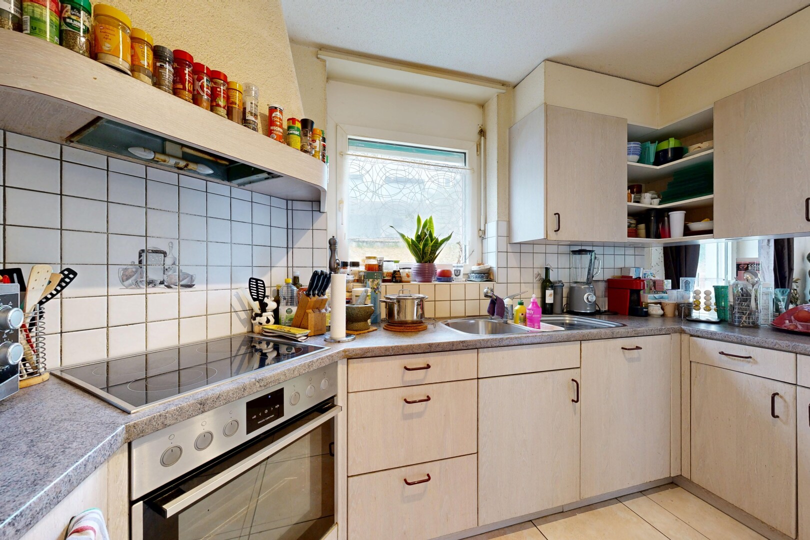 küche mit open shelves, offene regale, dunstabzugshaube, ofen, und light floor