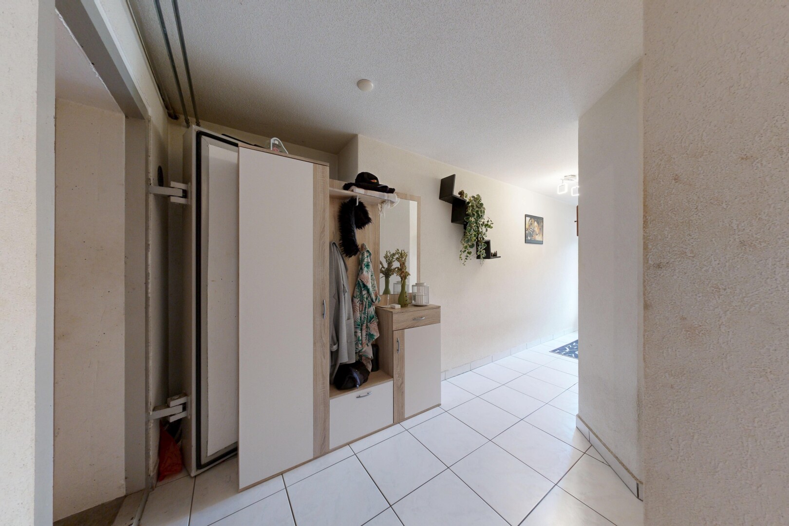 halle / korridor mit inside property, tile floor, fliesenboden, und light floor