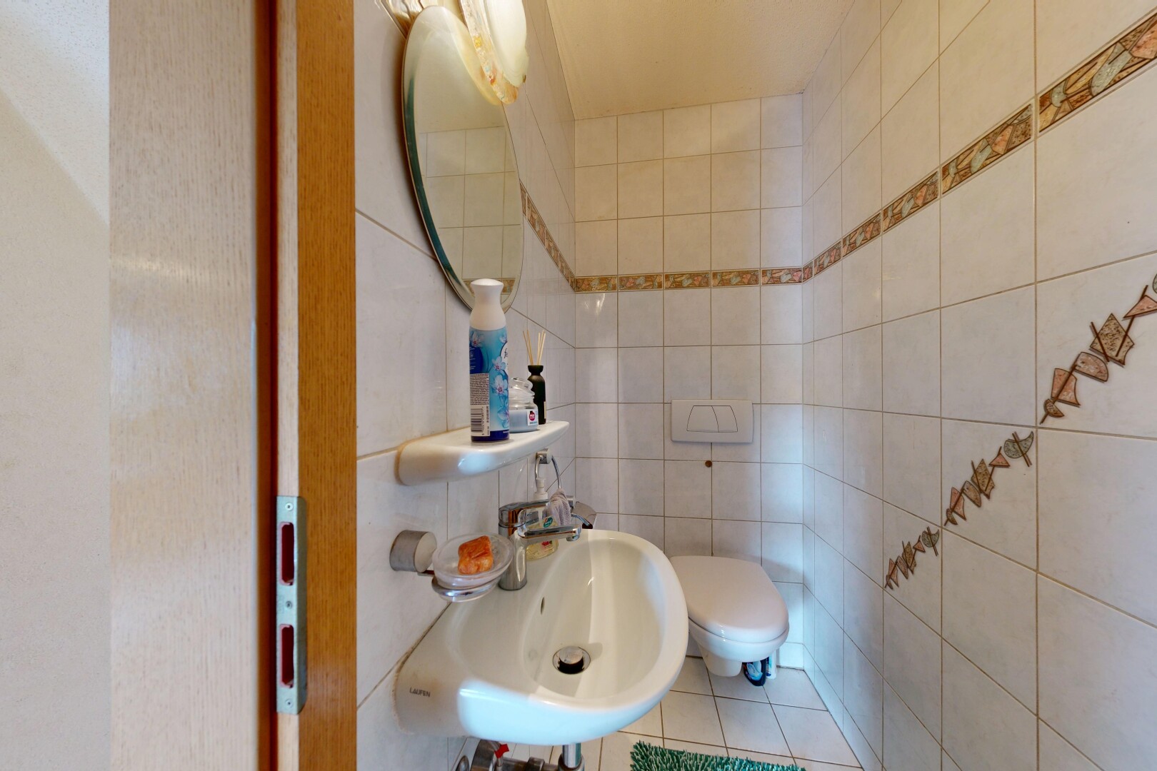 bad mit tile wall, fliesenwand, waschbecken, spiegel, und tile floor