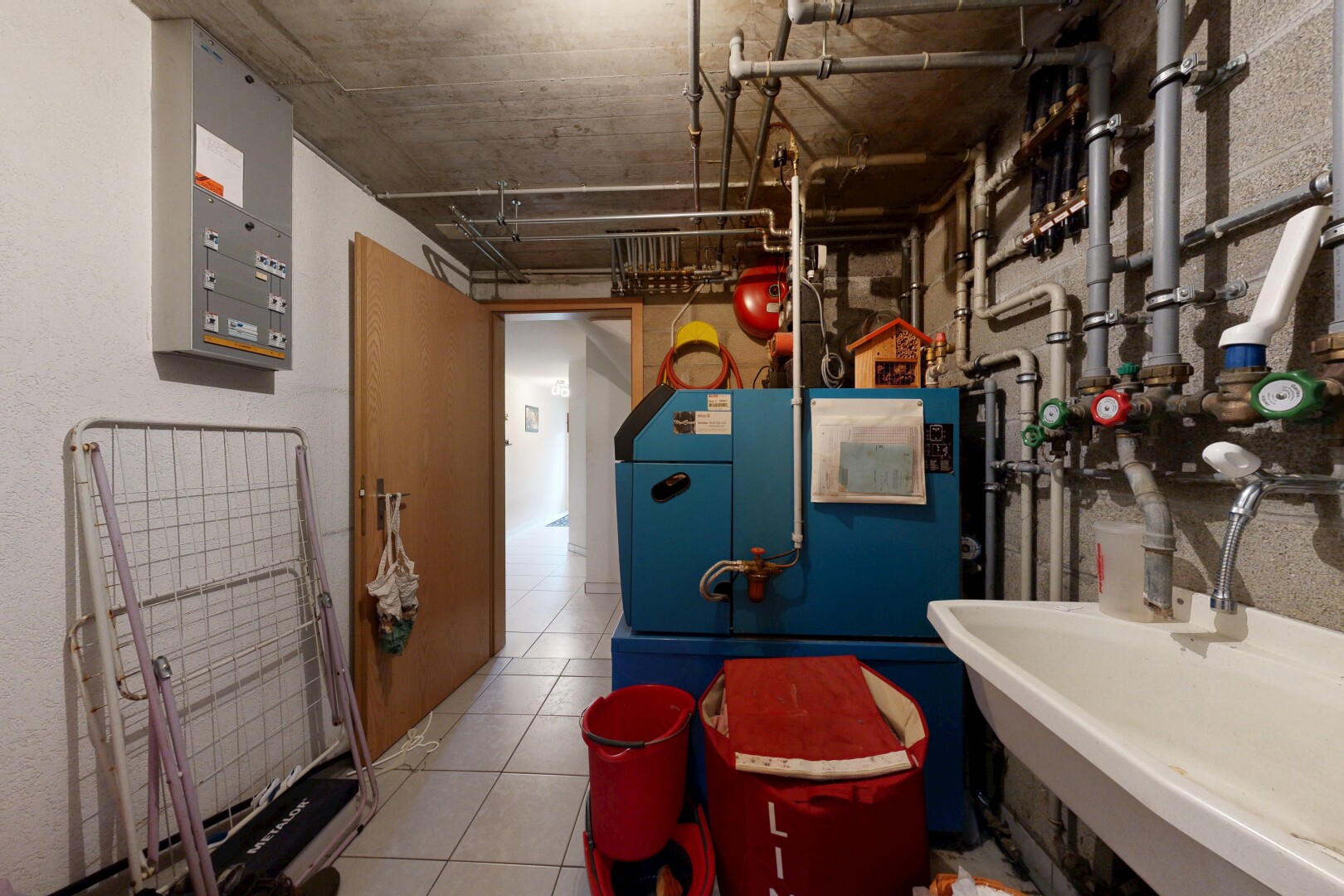 wäschekammer mit heizkessel, inside property, concrete ceiling, betondecke, und waschbecken
