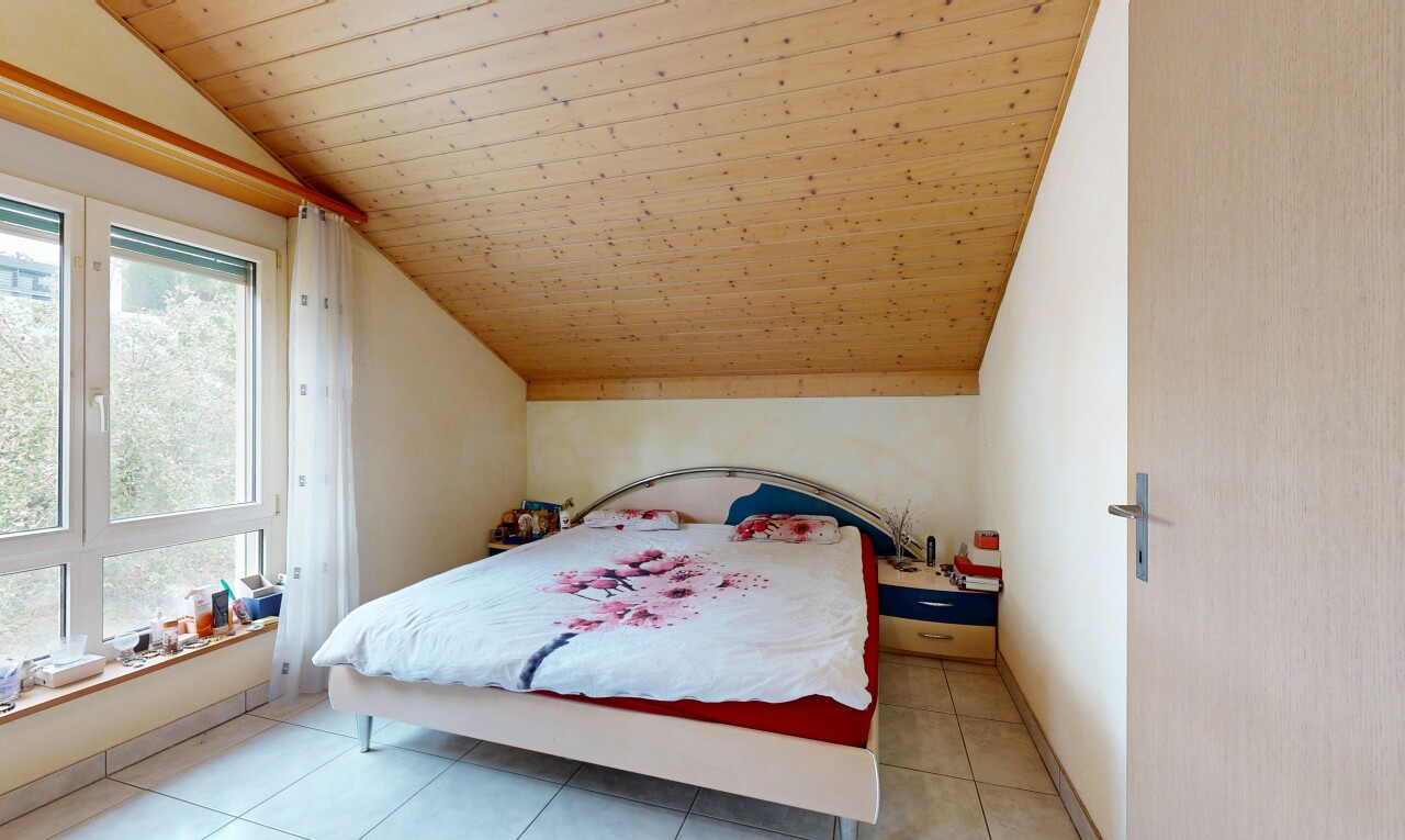 zimmer / schlafzimmer mit holzdecke, wood ceiling, dachschräge, vaulted ceiling, und inside property