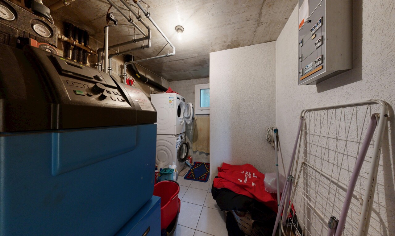 wäschekammer mit concrete ceiling, betondecke, waschturm, natürliches licht, und inside property