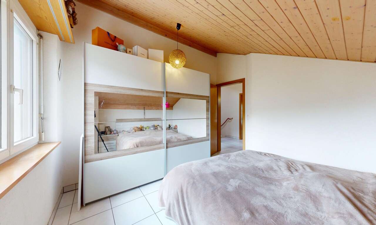 zimmer / schlafzimmer mit wood ceiling, holzdecke, pendelleuchte, drywall, und gipskartonwand