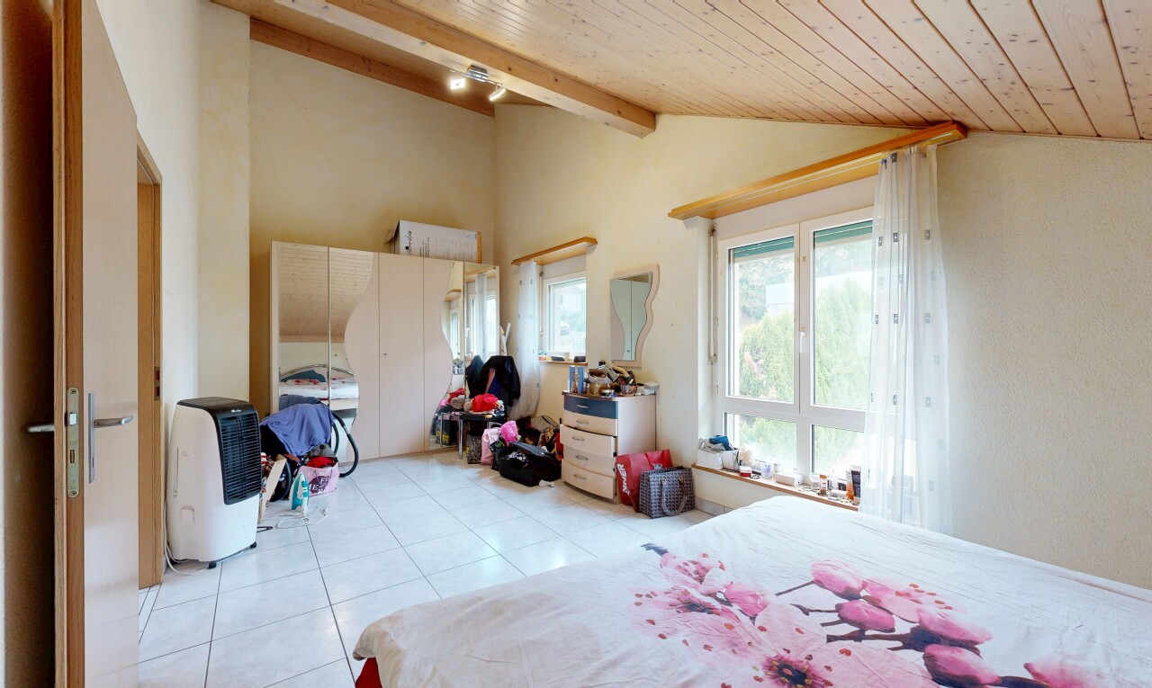 zimmer / schlafzimmer mit wood ceiling, holzdecke, high end ceiling, vaulted ceiling, und dachschräge