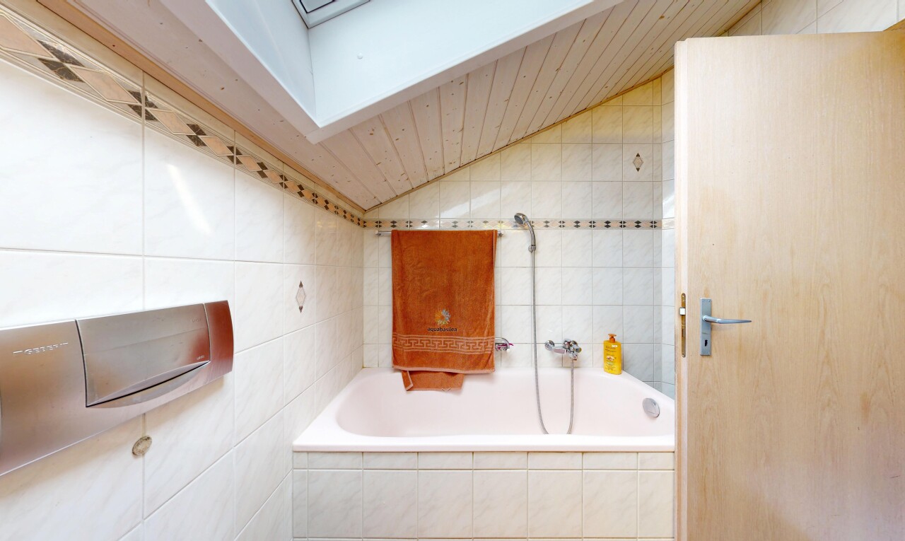 bad mit fliesenwand, tile wall, komplettes badezimmer, dachschräge, und vaulted ceiling