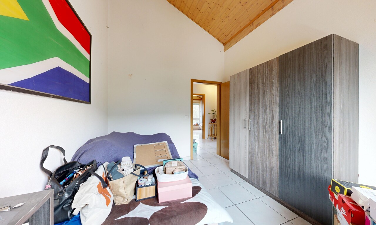 zimmer / schlafzimmer mit wood ceiling, holzdecke, vaulted ceiling, dachschräge, und drywall