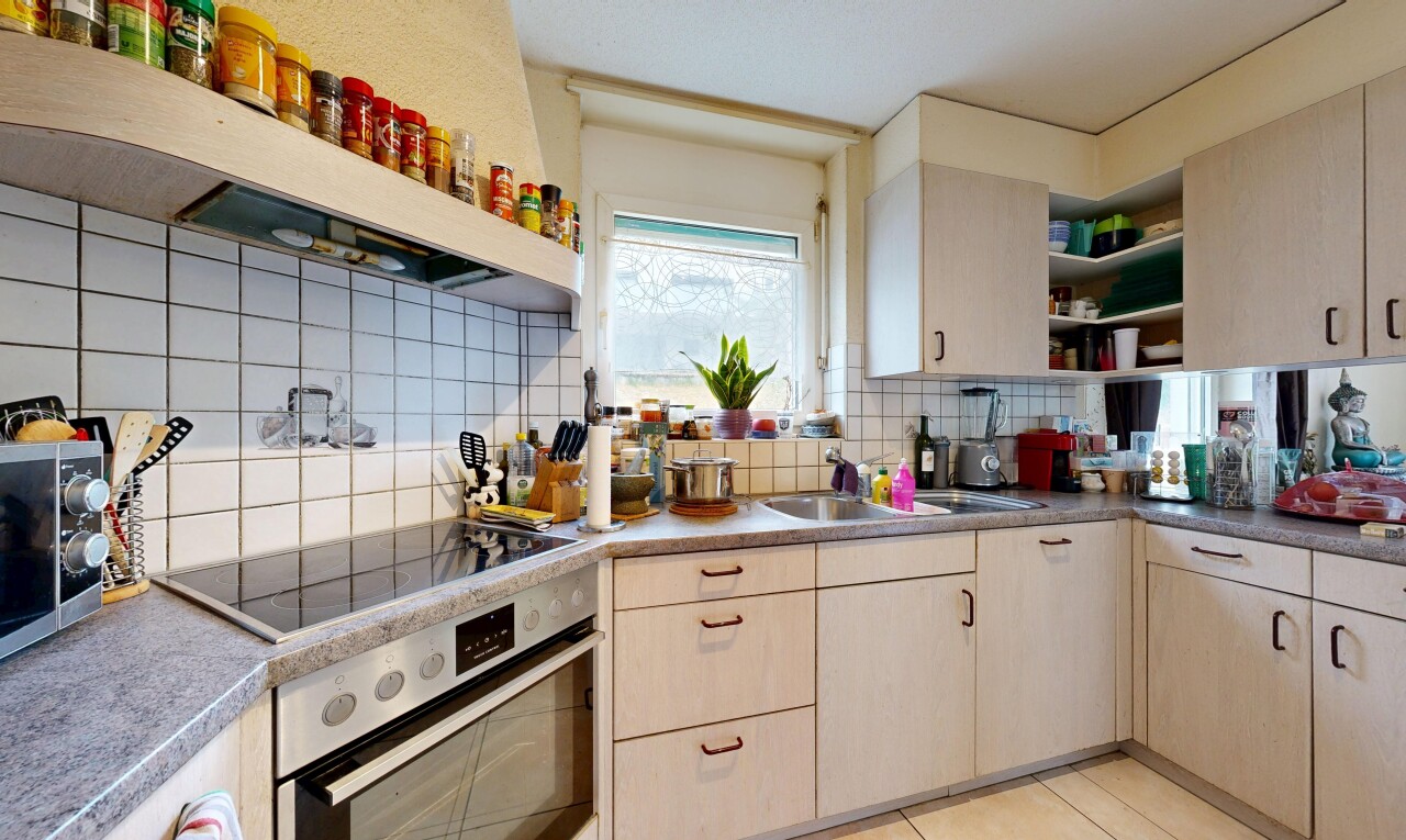 küche mit open shelves, offene regale, dunstabzugshaube, ofen, und light floor