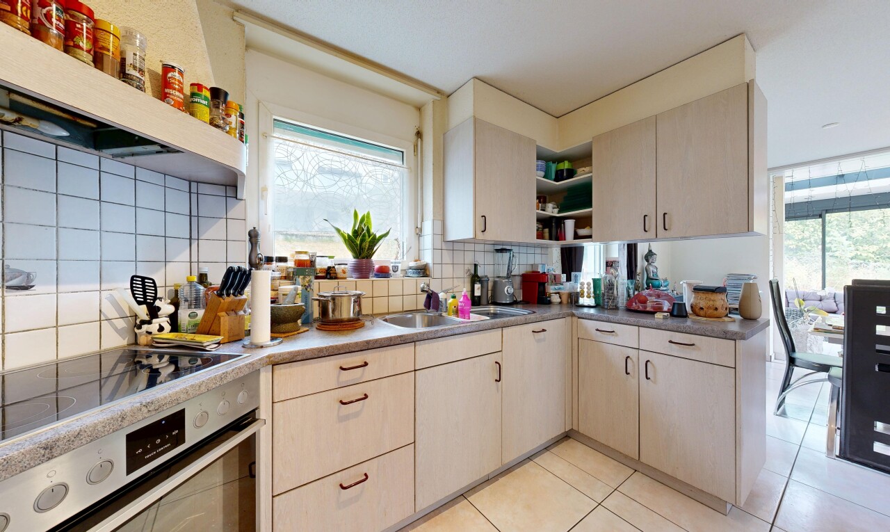küche mit open shelves, offene regale, ofen, light floor, und tile floor