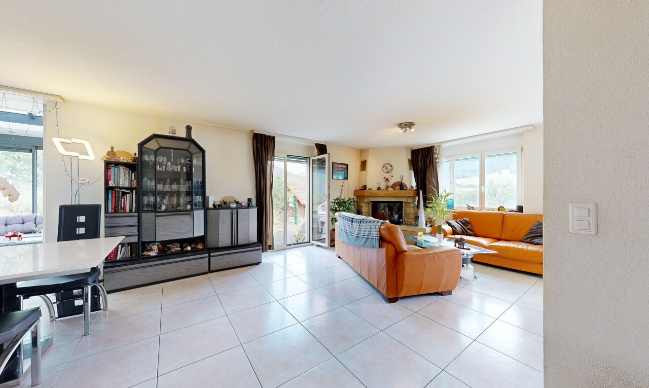 wohn- / esszimmer mit kamin, tile floor, fliesenboden, inside property, und light floor