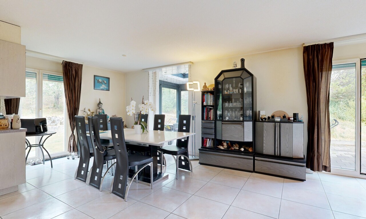 esszimmer mit gipskartonwand, drywall, fliesenboden, tile floor, und light floor