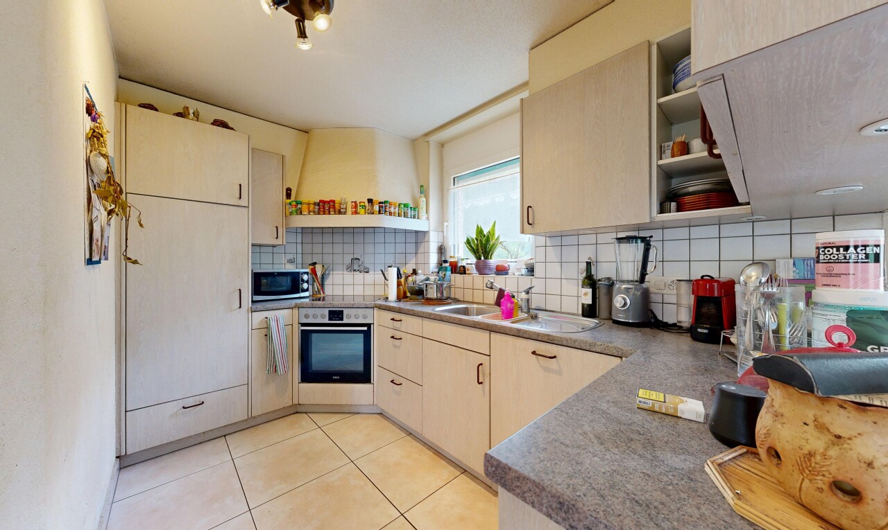 küche mit open shelves, offene regale, natürliches licht, light brown cabinets, und hellbraune schränke